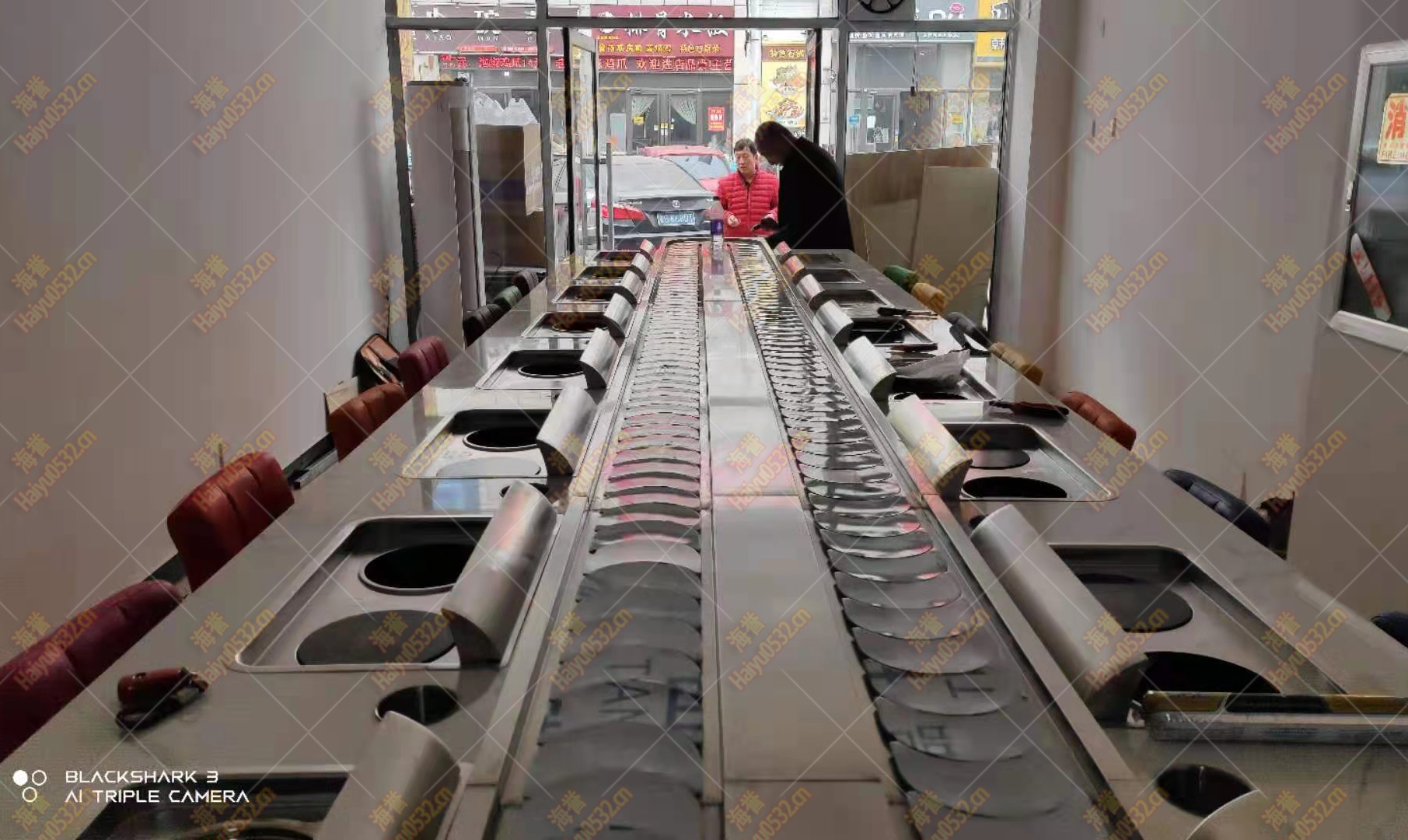 美食城直線無煙涮烤旋轉(zhuǎn)小火鍋設備完工