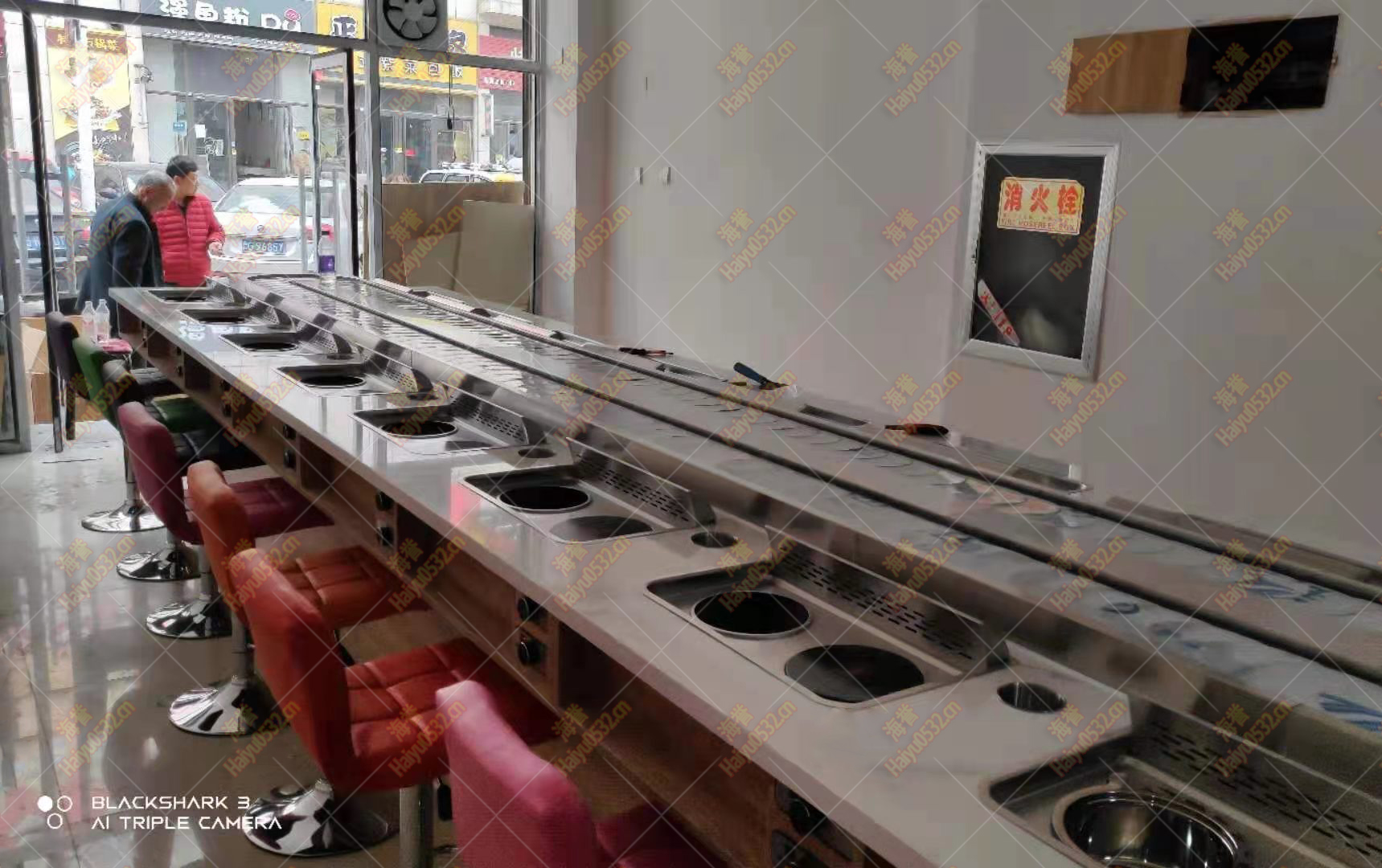 美食城直線無煙涮烤旋轉(zhuǎn)小火鍋設備完工