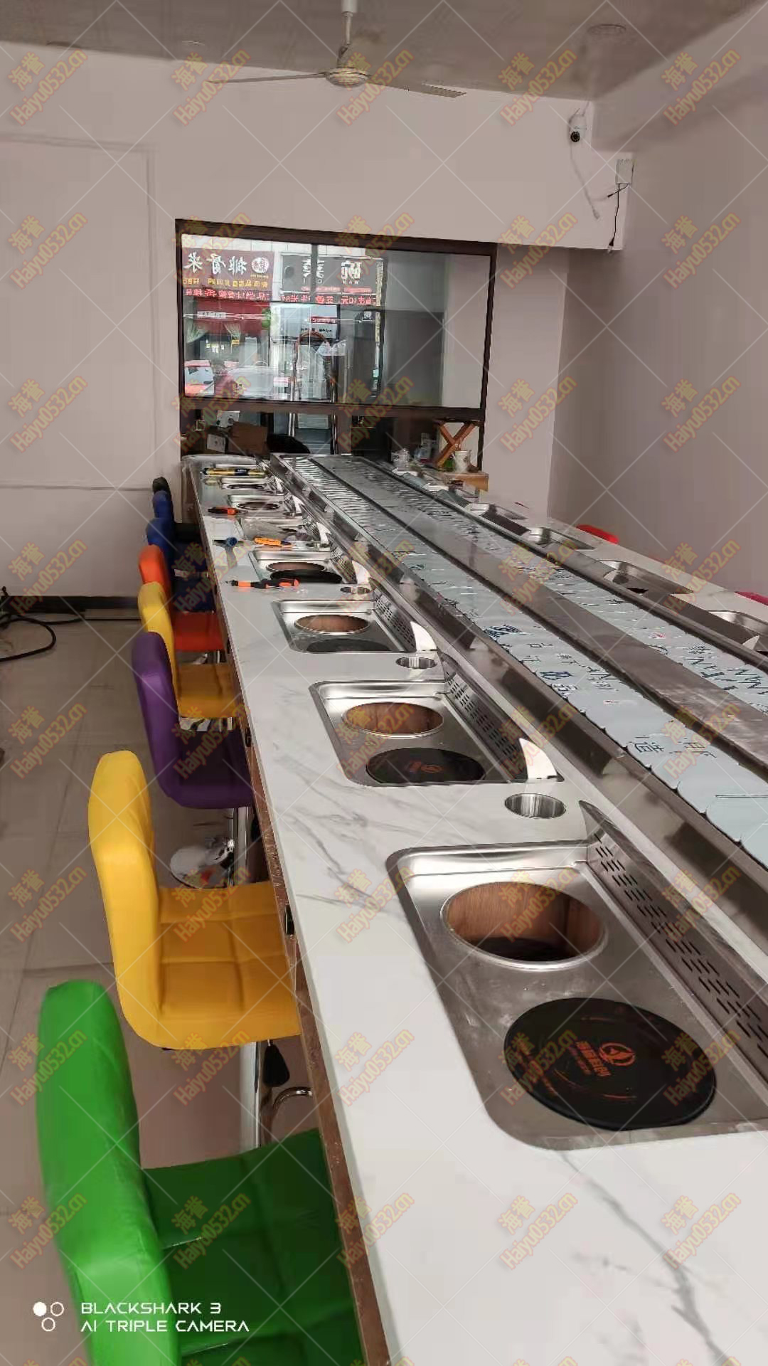 美食城直線無煙涮烤旋轉(zhuǎn)小火鍋設備完工